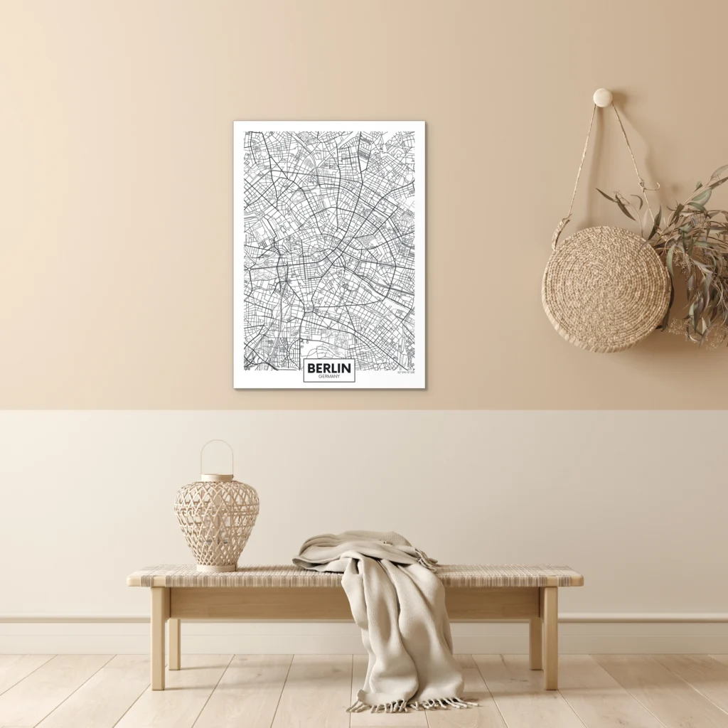 Plattegrond Berlijn aan een beige muur boven een geweven bankje