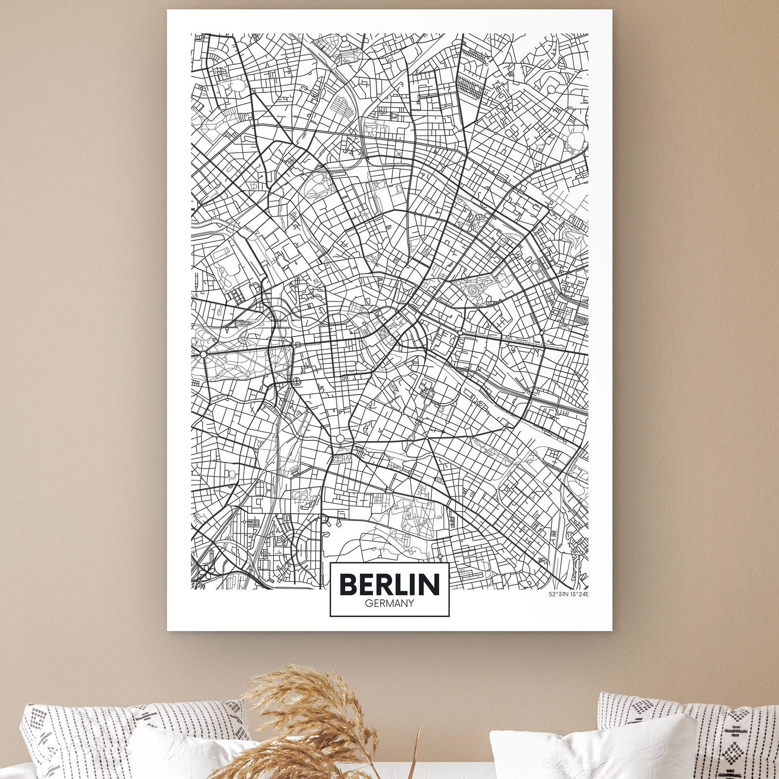 Plattegrond Berlijn aan de muur boven een witte bank met kussens