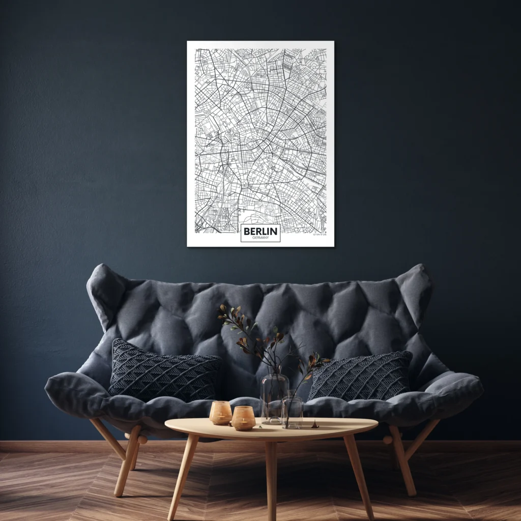 Plattegrond Berlijn aan een donkerblauwe muur boven een grijze gecapitonneerde bank