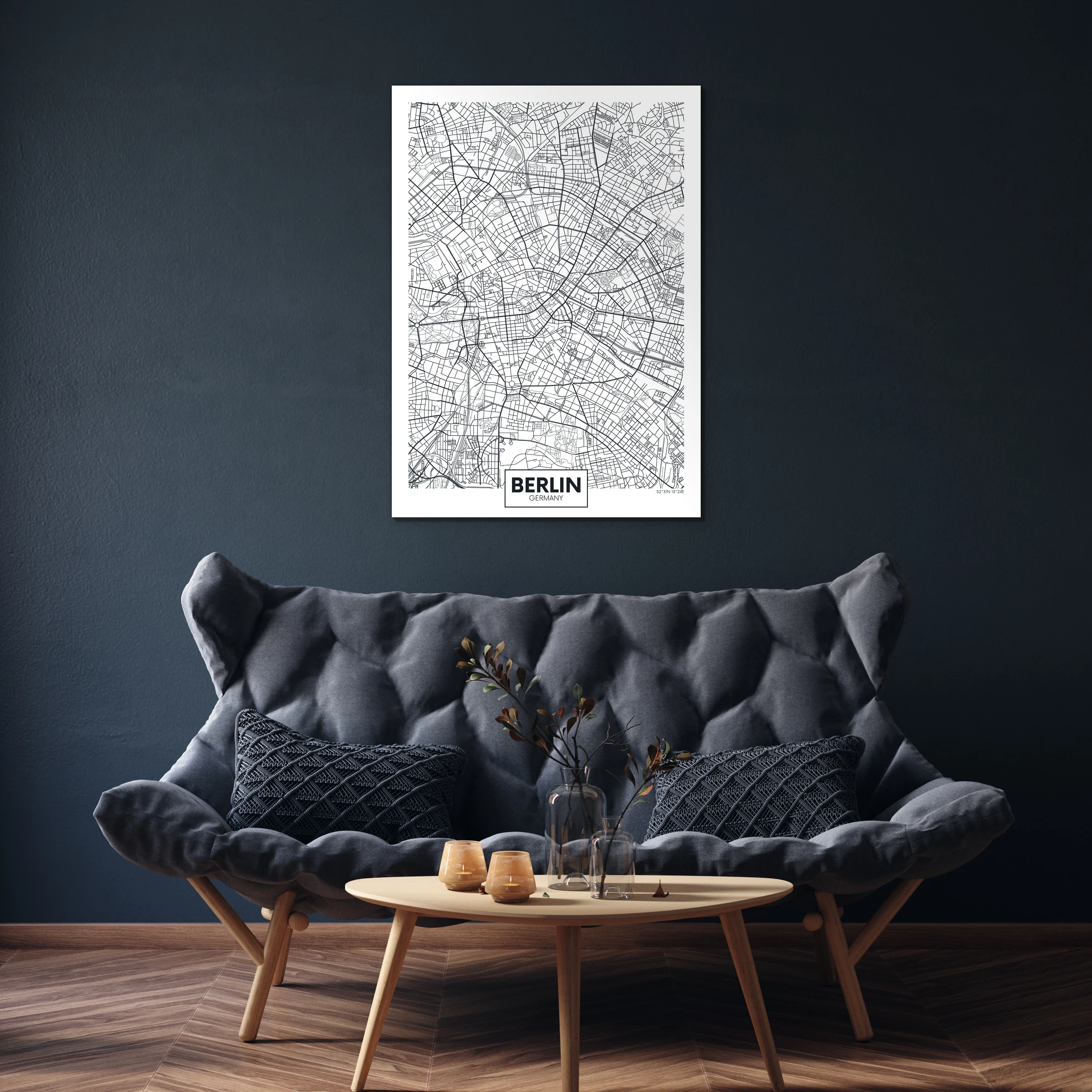 Plattegrond Berlijn aan een donkerblauwe muur boven een grijze gecapitonneerde bank
