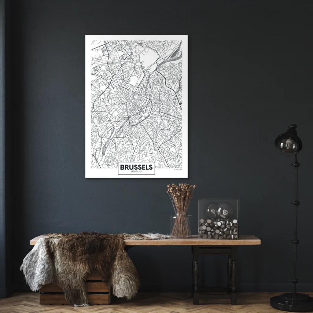 Plattegrond Brussel aan een donkerblauwe muur boven een houten wandtafel met een vachtje