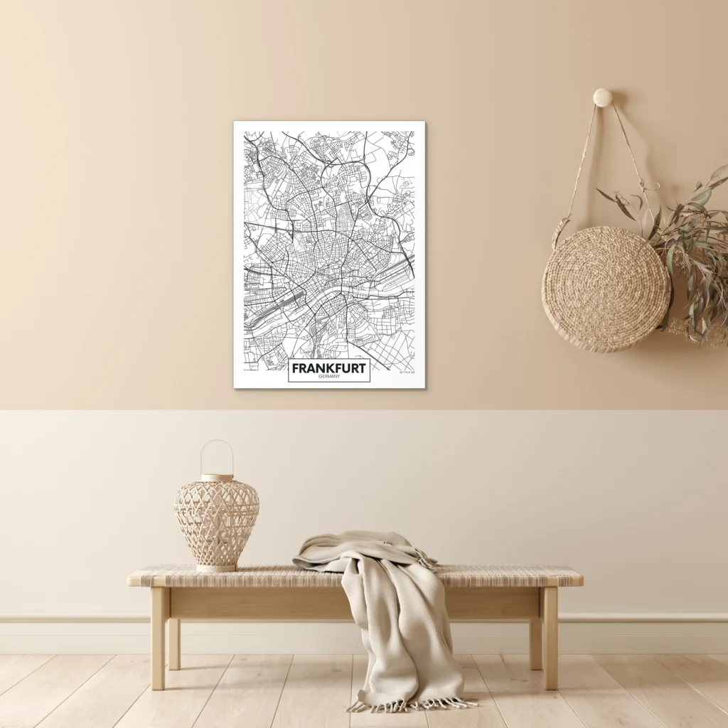 Plattegrond Frankfurt aan een beige muur boven een geweven bankje met een rieten lantaarn