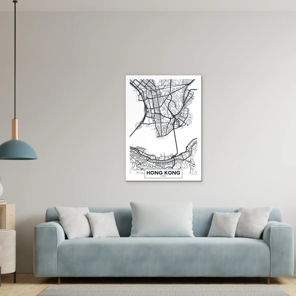 Plattegrond Hong Kong aan een lichtgrijze muur boven een lichtblauwe bank met een hanglamp