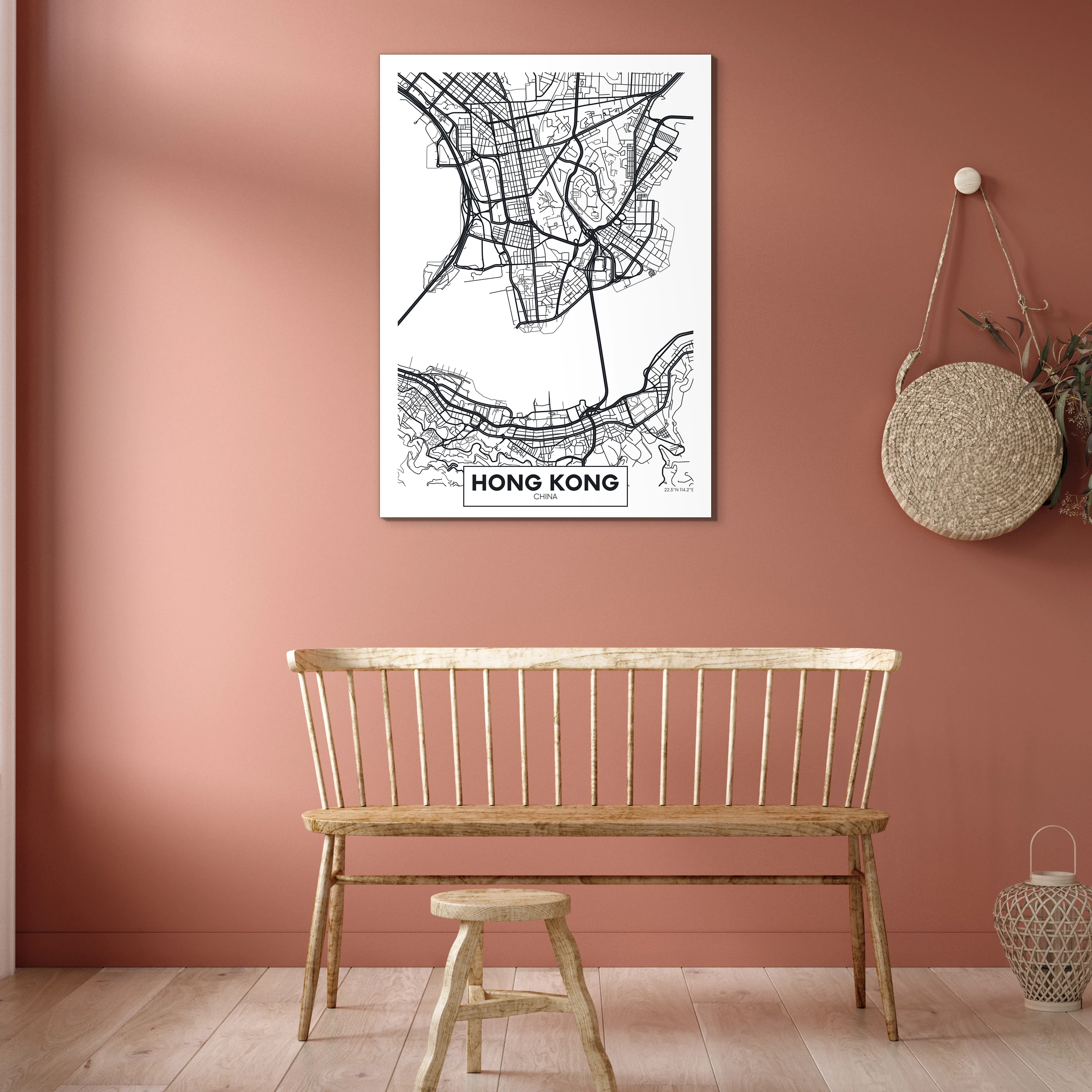 Plattegrond Hong Kong aan een terracotta muur boven een houten spijlenbank