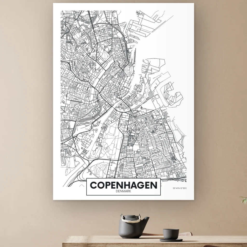 Plattegrond Kopenhagen aan de muur boven een houten tafel met theepot