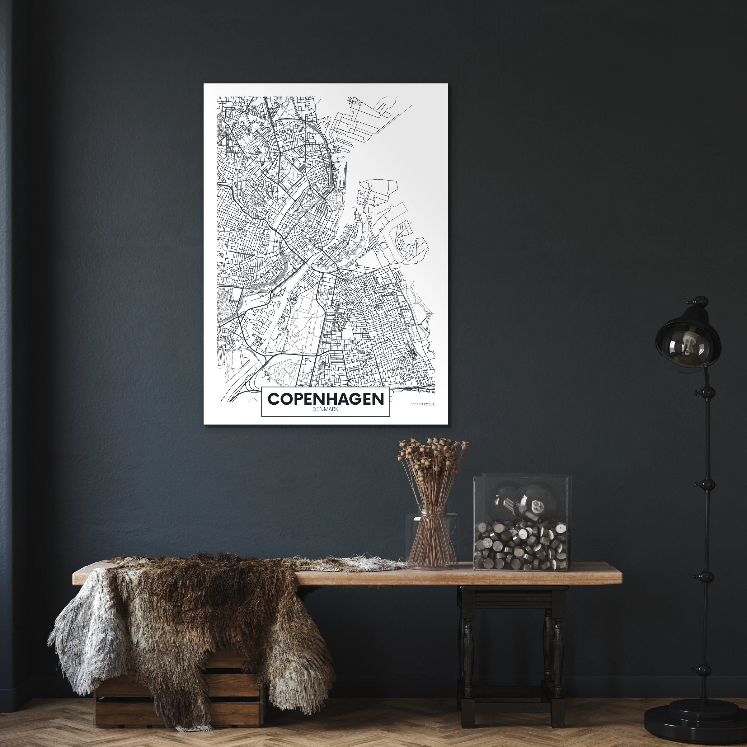Plattegrond Kopenhagen aan een donkerblauwe muur boven een houten bankje met een vacht