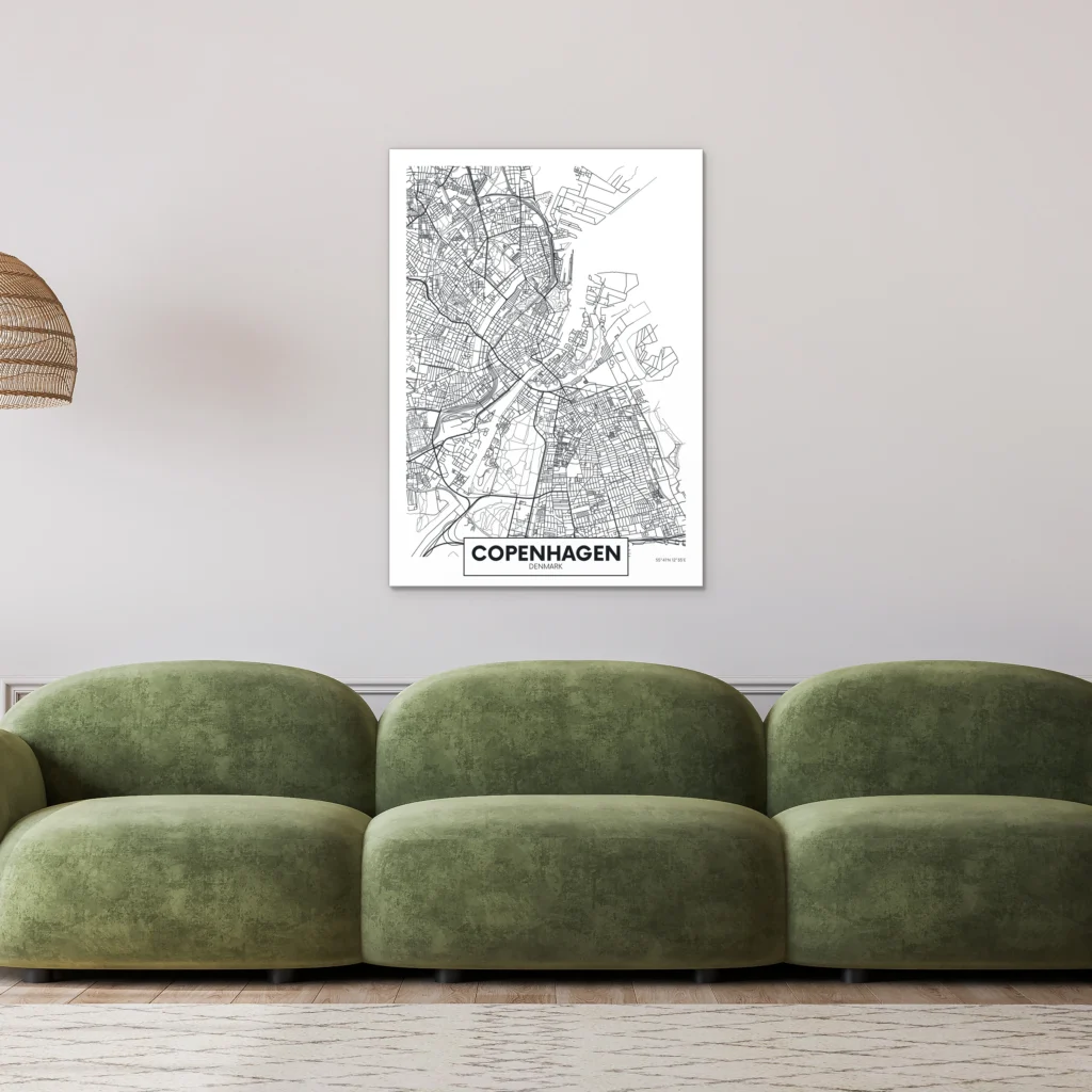 Plattegrond Kopenhagen boven een groene bank tegen een lichte muur met lambrisering