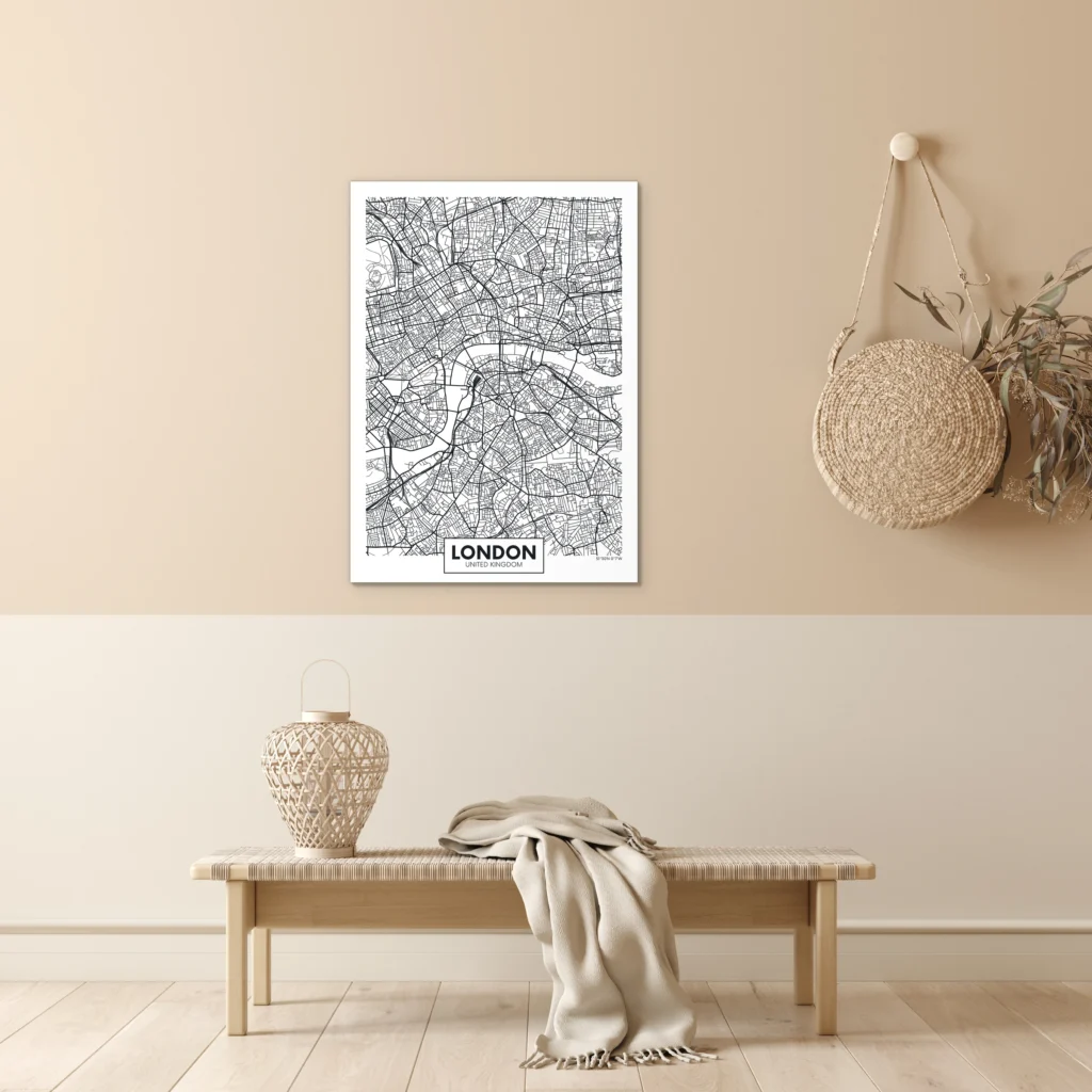 Plattegrond Londen aan een beige muur boven een geweven bankje
