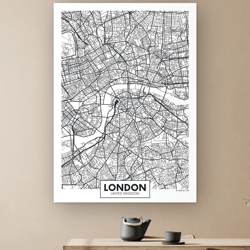 Plattegrond Londen aan de muur boven een houten tafel met theepot