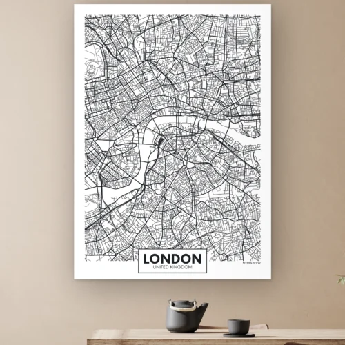 Plattegrond Londen aan de muur boven een houten tafel met theepot