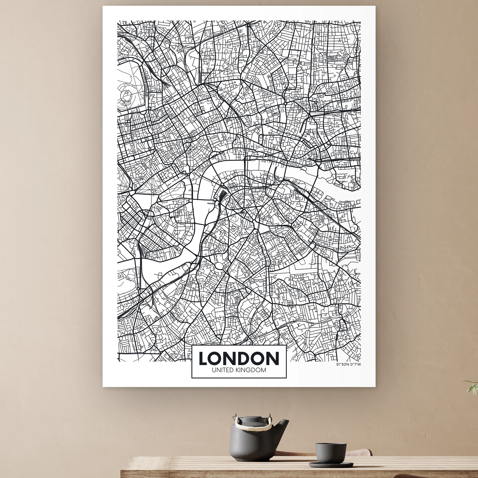 Plattegrond Londen aan de muur boven een houten tafel met theepot