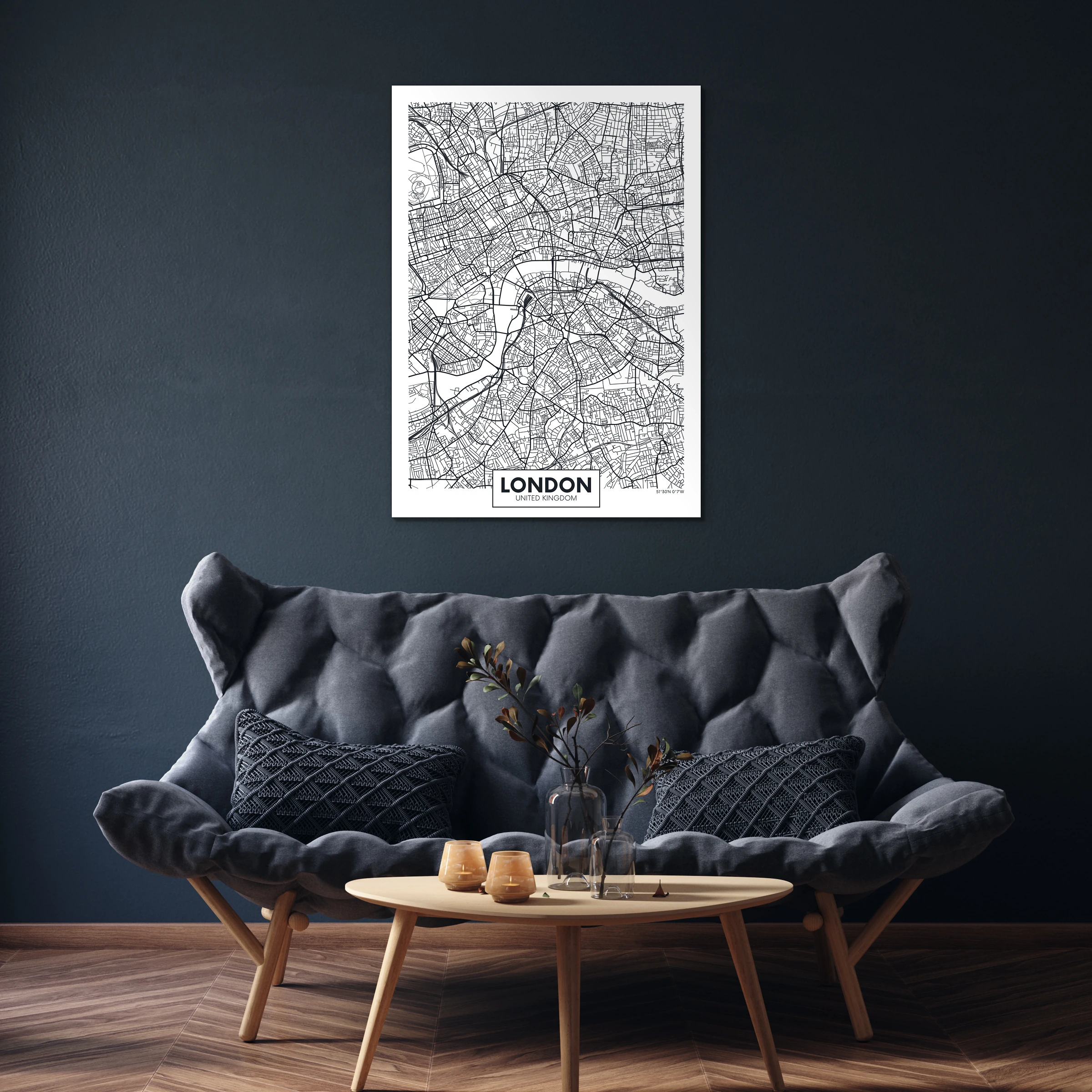 Plattegrond Londen boven een grijze bank tegen een donkerblauwe muur