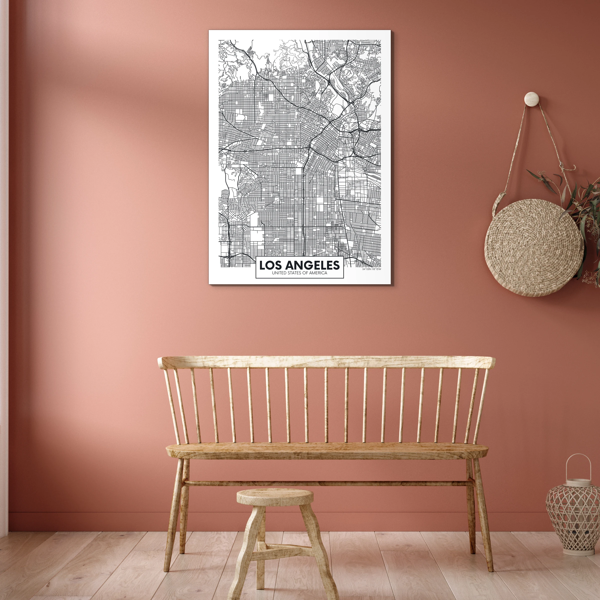 Plattegrond Los Angeles aan een terracotta muur boven een houten spijlenbank