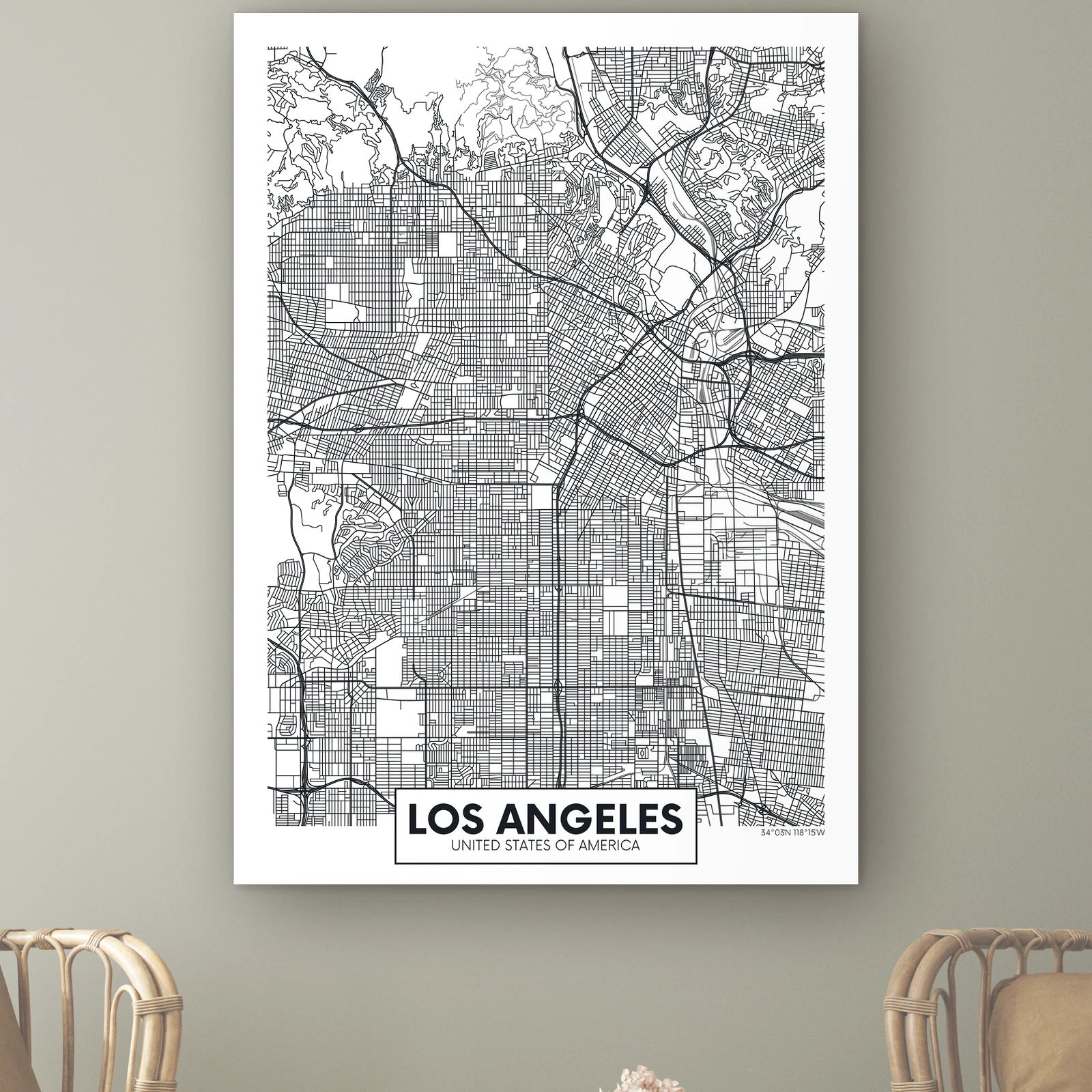 Plattegrond Los Angeles aan de muur boven twee rotan stoelen