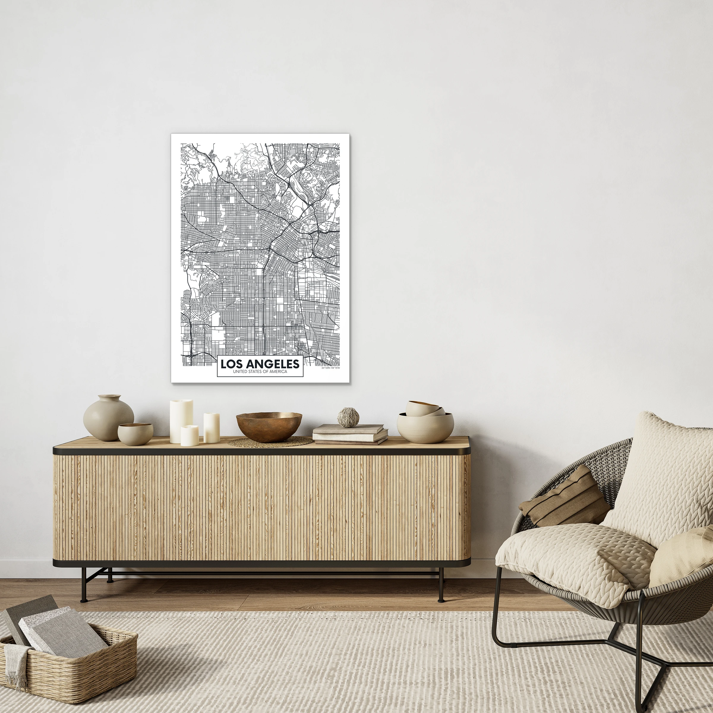 Plattegrond Los Angeles aan een witte muur boven een houten lamellen dressoir