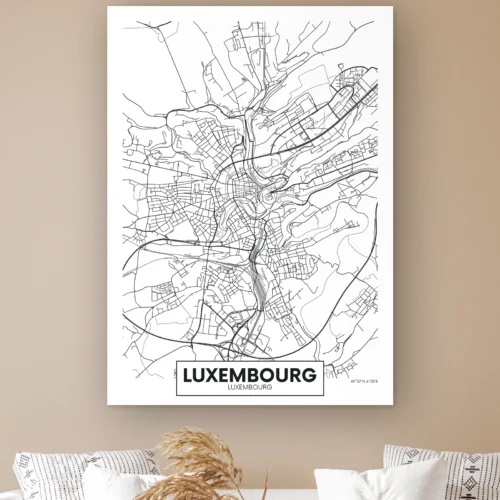 Plattegrond Luxemburg aan de muur boven een witte bank met kussens