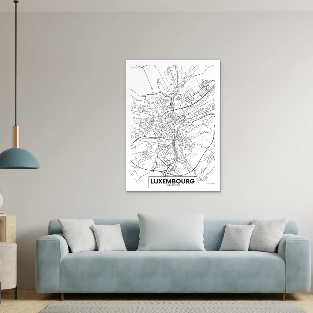 Plattegrond Luxemburg boven een lichtblauwe bank met witte kussens en een hanglamp