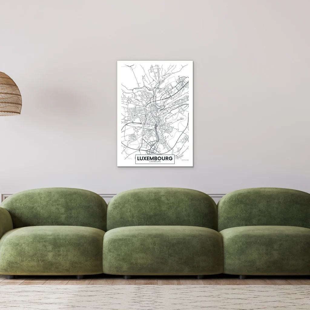 Plattegrond Luxemburg boven een saliegroene bank aan een lichte muur met lambrisering