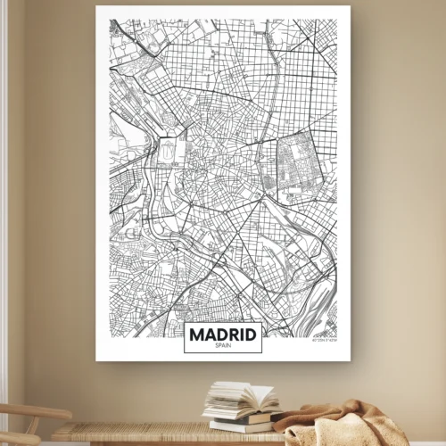 Plattegrond Madrid aan de muur boven een houten bankje met boeken