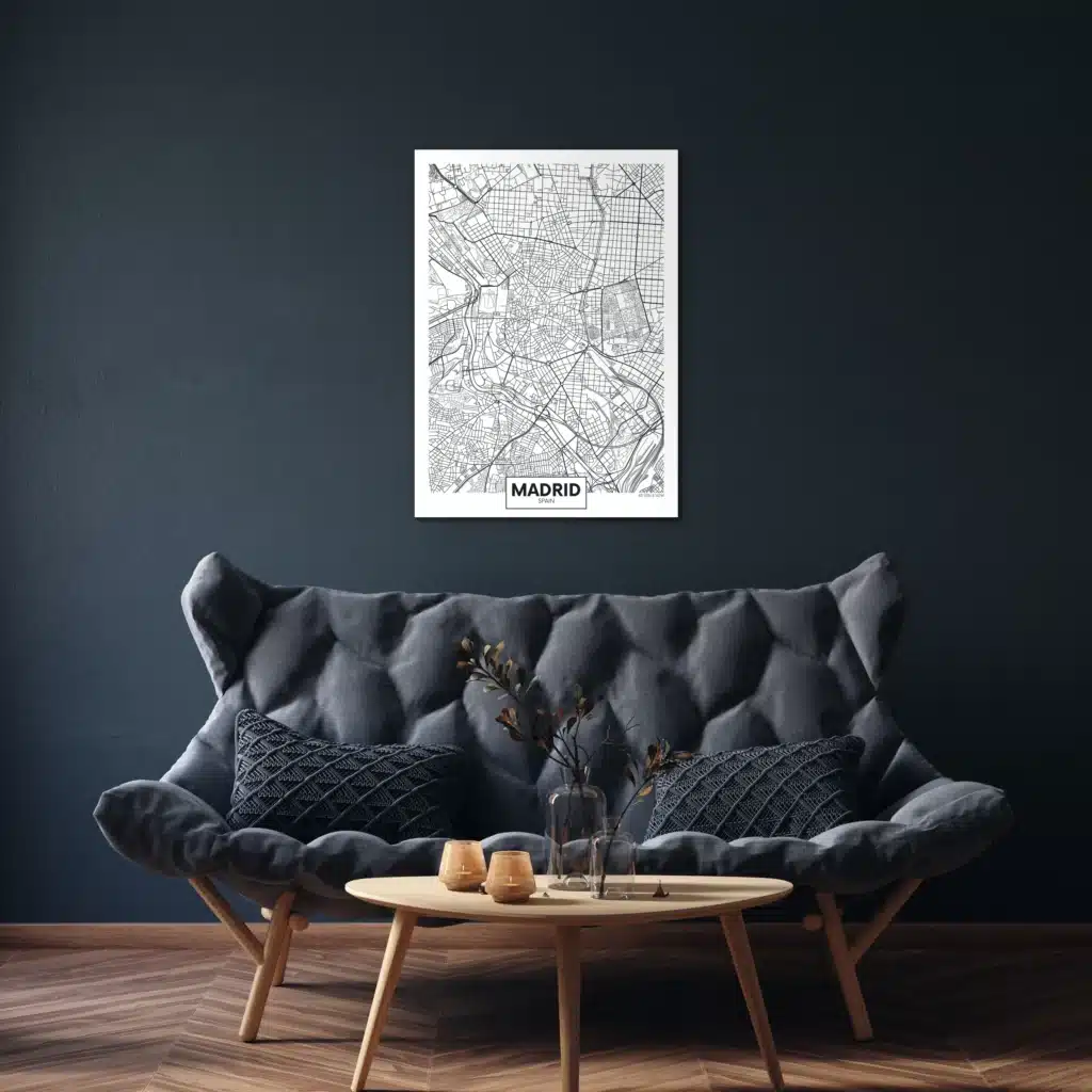 Plattegrond Madrid aan een donkerblauwe muur boven een grijze gecapitonneerde bank