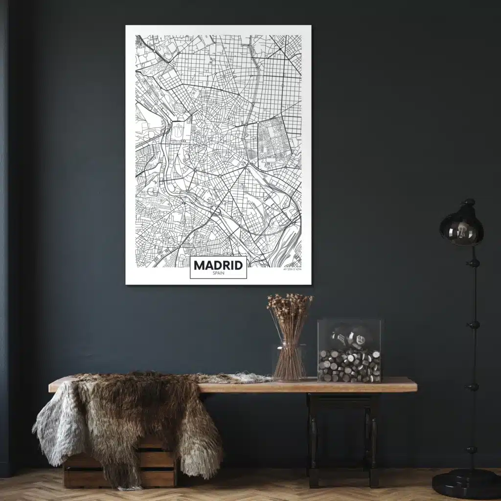 Plattegrond Madrid aan een donkerblauwe muur boven een oude houten console met een vacht