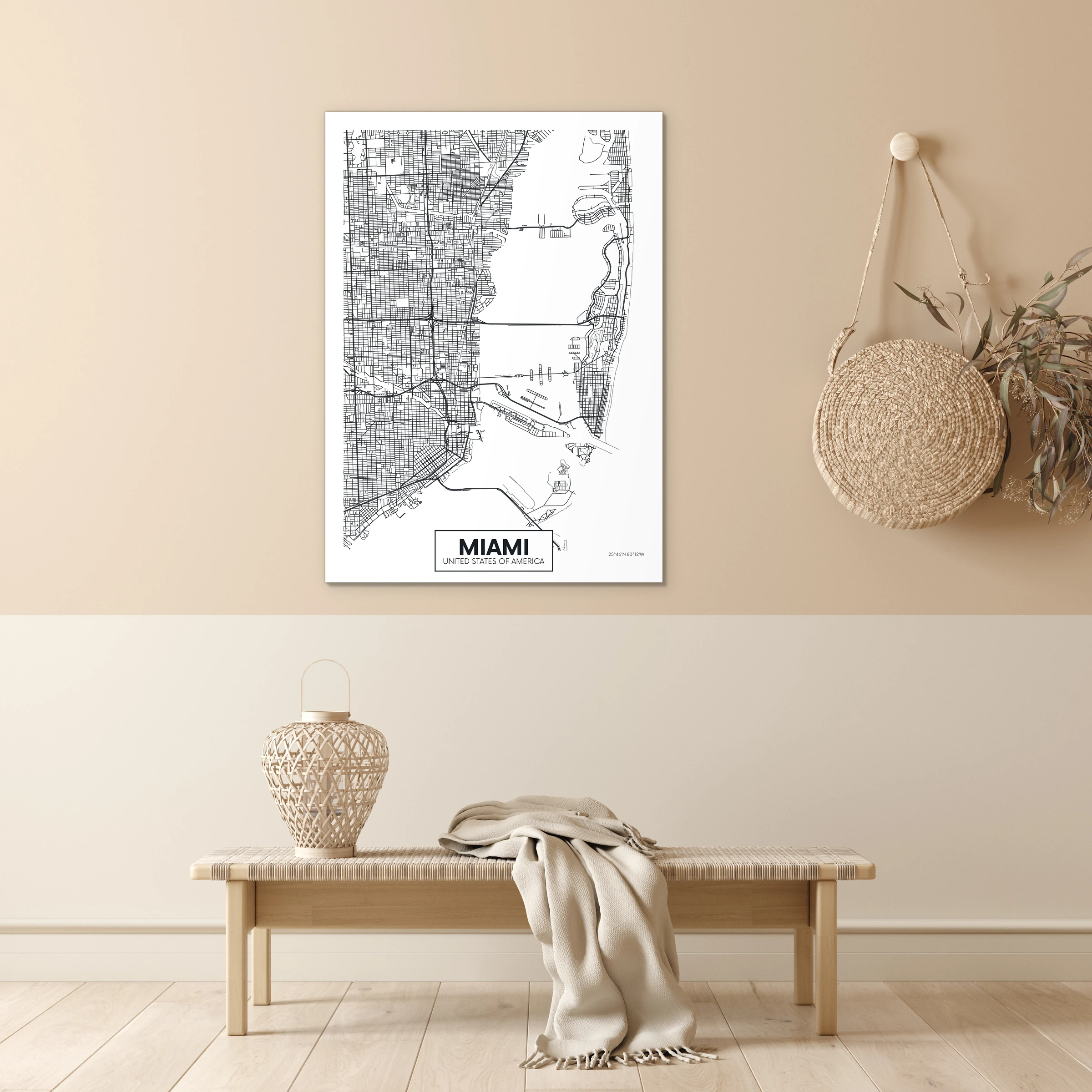 Plattegrond Miami aan een beige muur boven een geweven bankje met een plaid