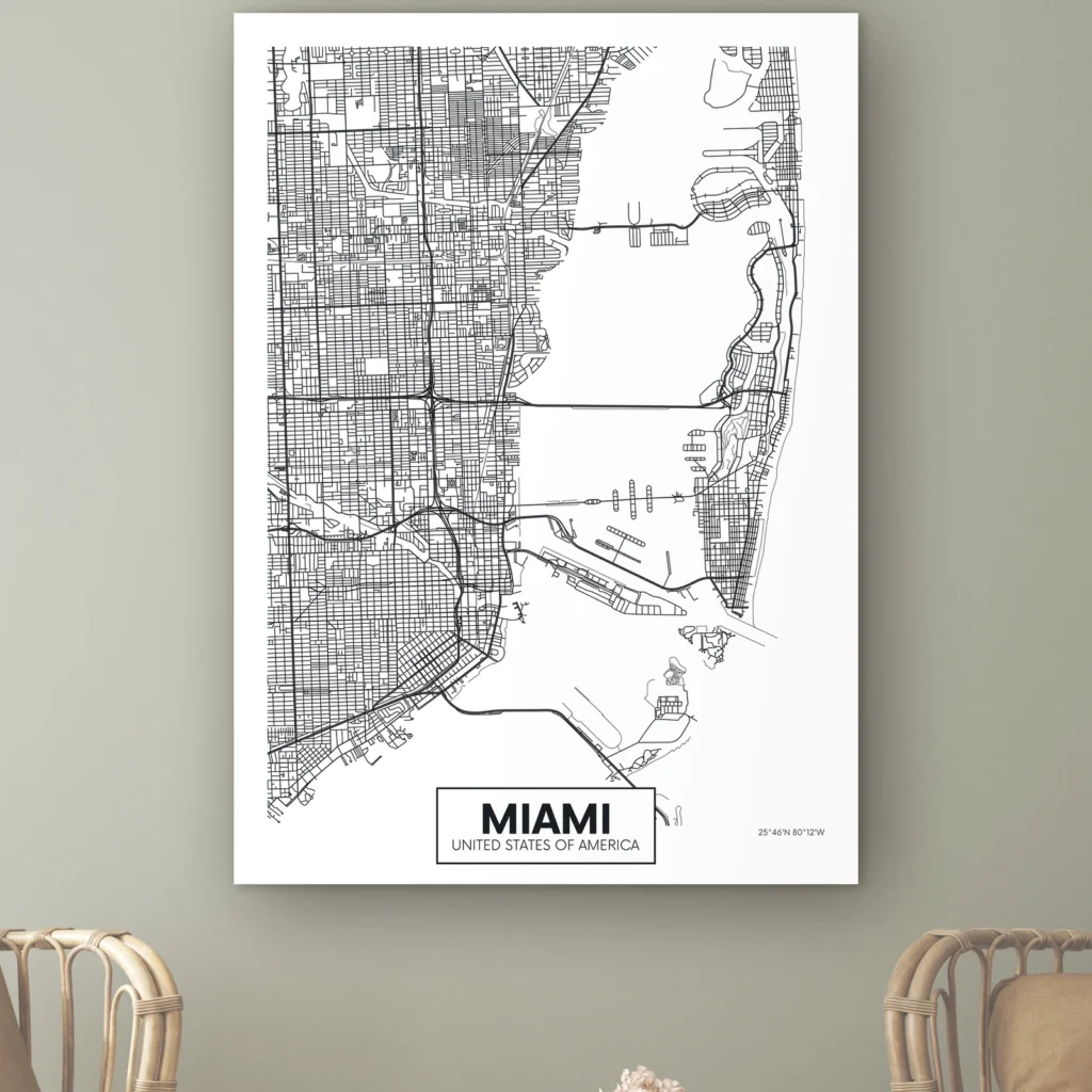 Plattegrond Miami aan de muur boven twee rotan stoelen