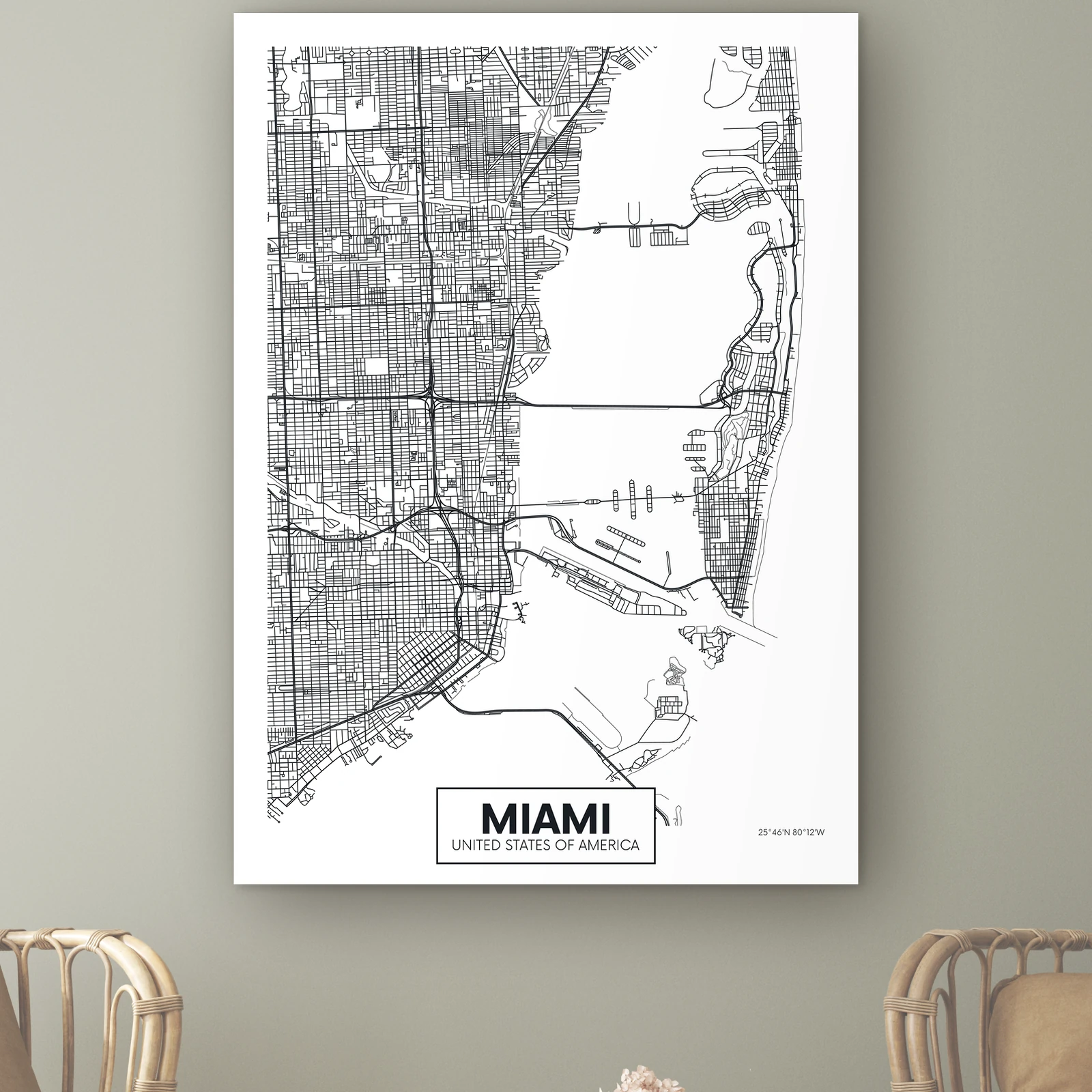 Plattegrond Miami aan de muur boven twee rotan stoelen