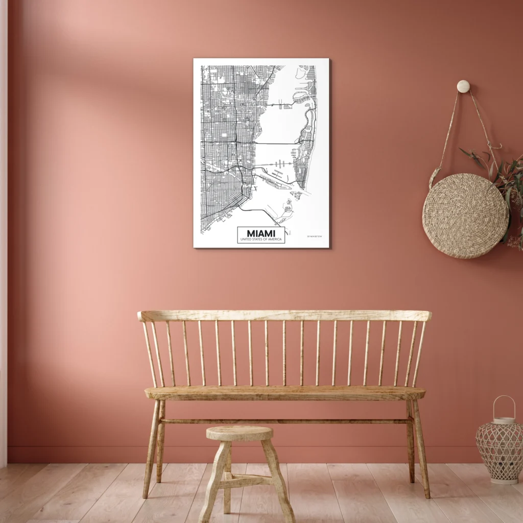 Plattegrond Miami aan een terracotta muur boven een houten spijlenbank