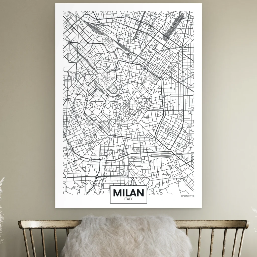 Plattegrond Milaan aan de muur boven een houten bankje met schapenvacht