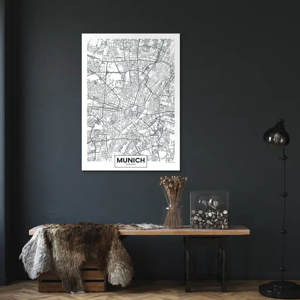Plattegrond Munchen aan een donkerblauwe muur boven een oude houten console met een vacht