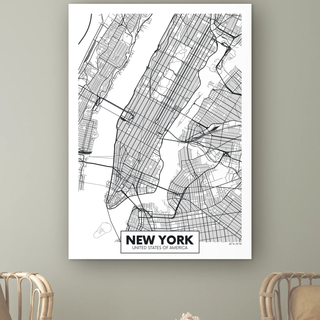 Plattegrond New York aan de muur boven twee rotan stoelen