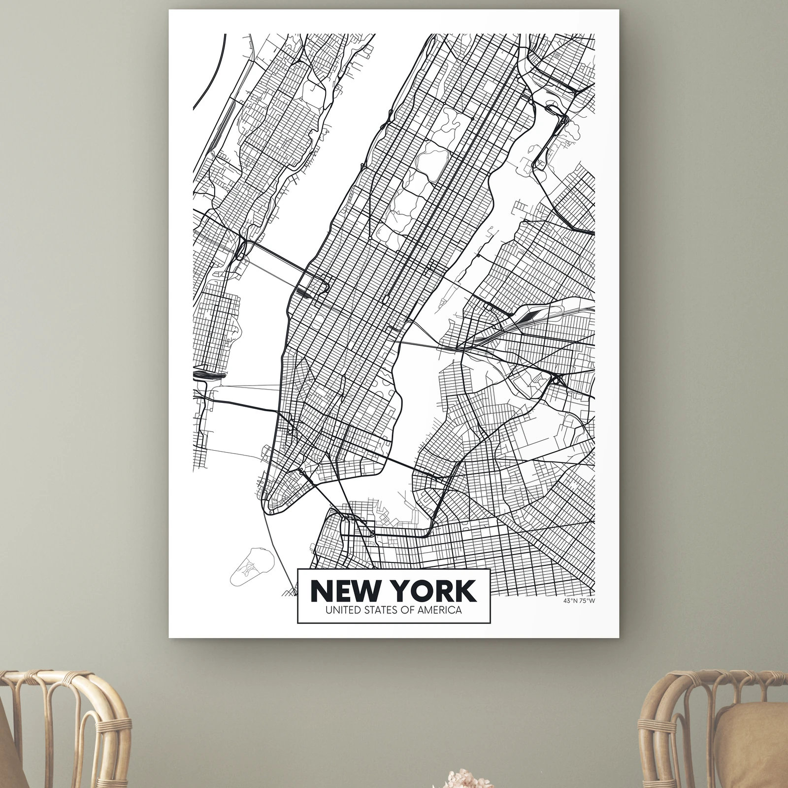 Plattegrond New York aan de muur boven twee rotan stoelen
