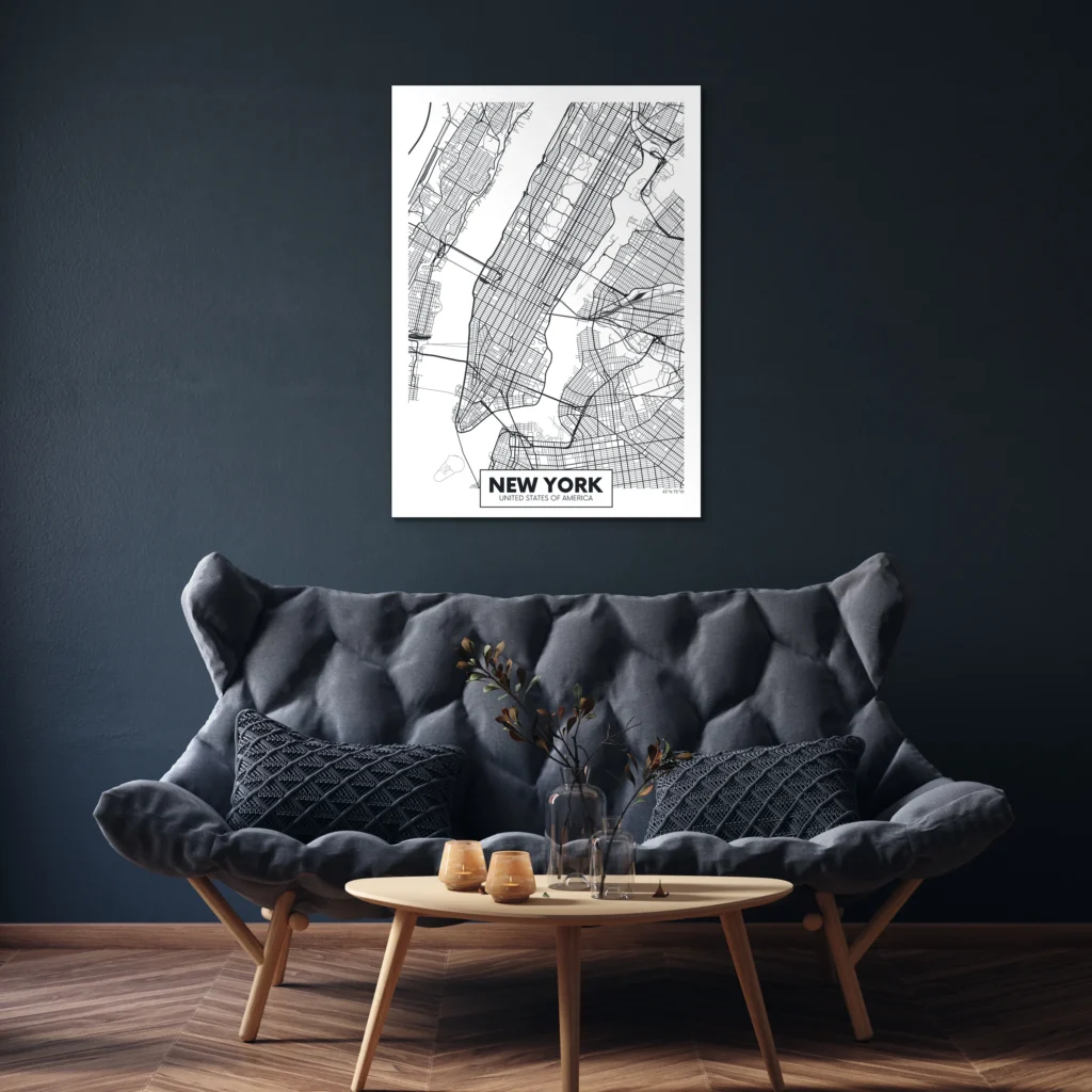 Plattegrond New York aan een donkerblauwe muur boven een grijze gecapitonneerde bank