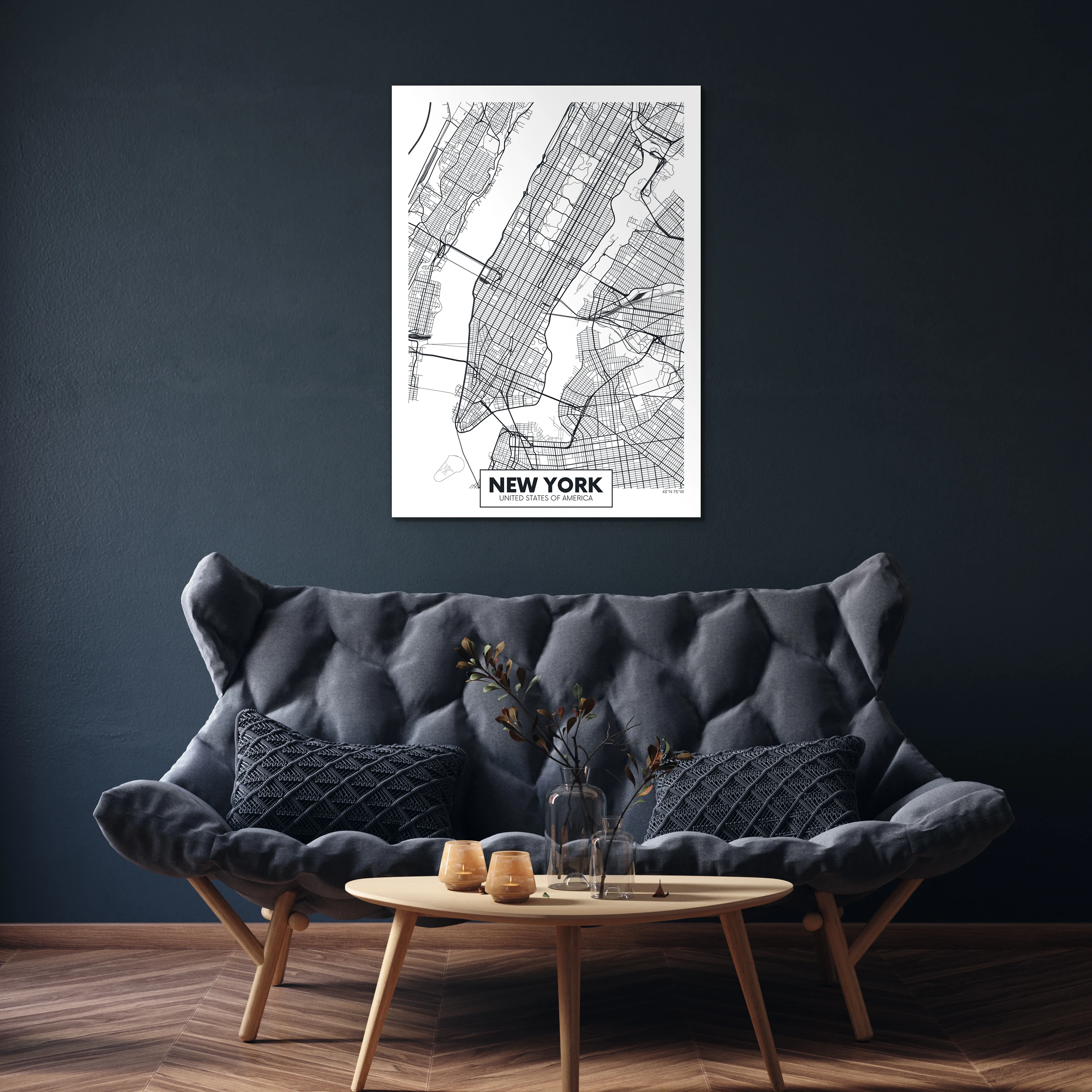 Plattegrond New York aan een donkerblauwe muur boven een grijze gecapitonneerde bank