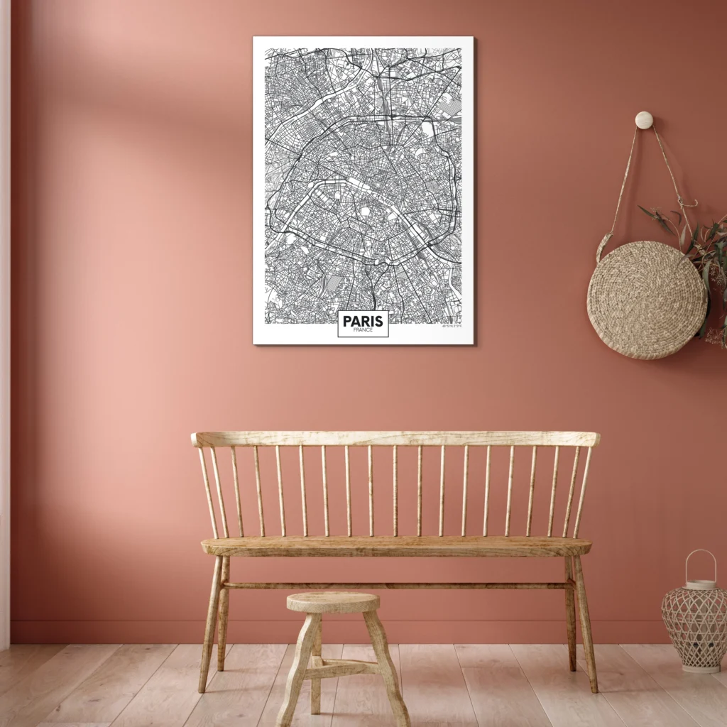 Plattegrond Parijs aan een terracotta muur boven een houten spijlenbank