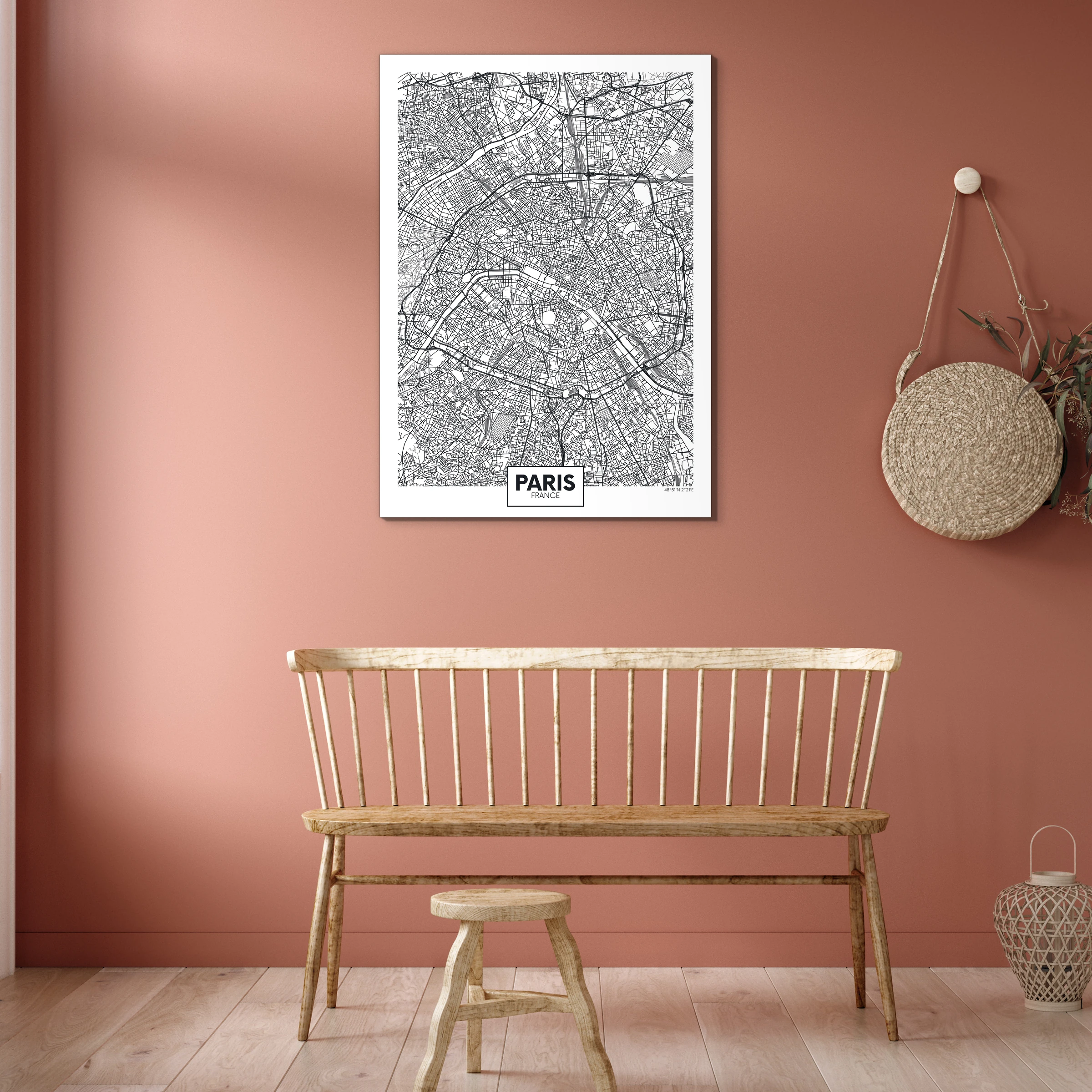 Plattegrond Parijs aan een terracotta muur boven een houten spijlenbank