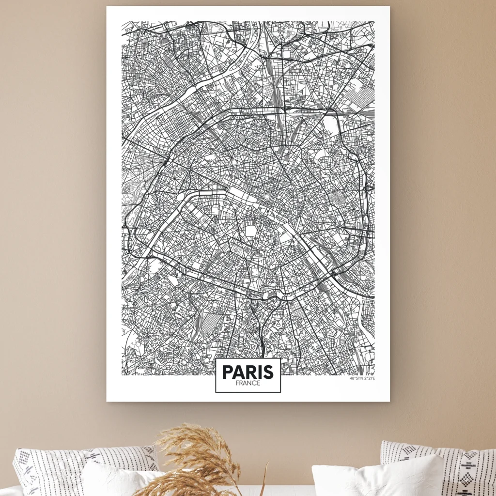 Plattegrond Parijs aan de muur boven een witte bank met kussens