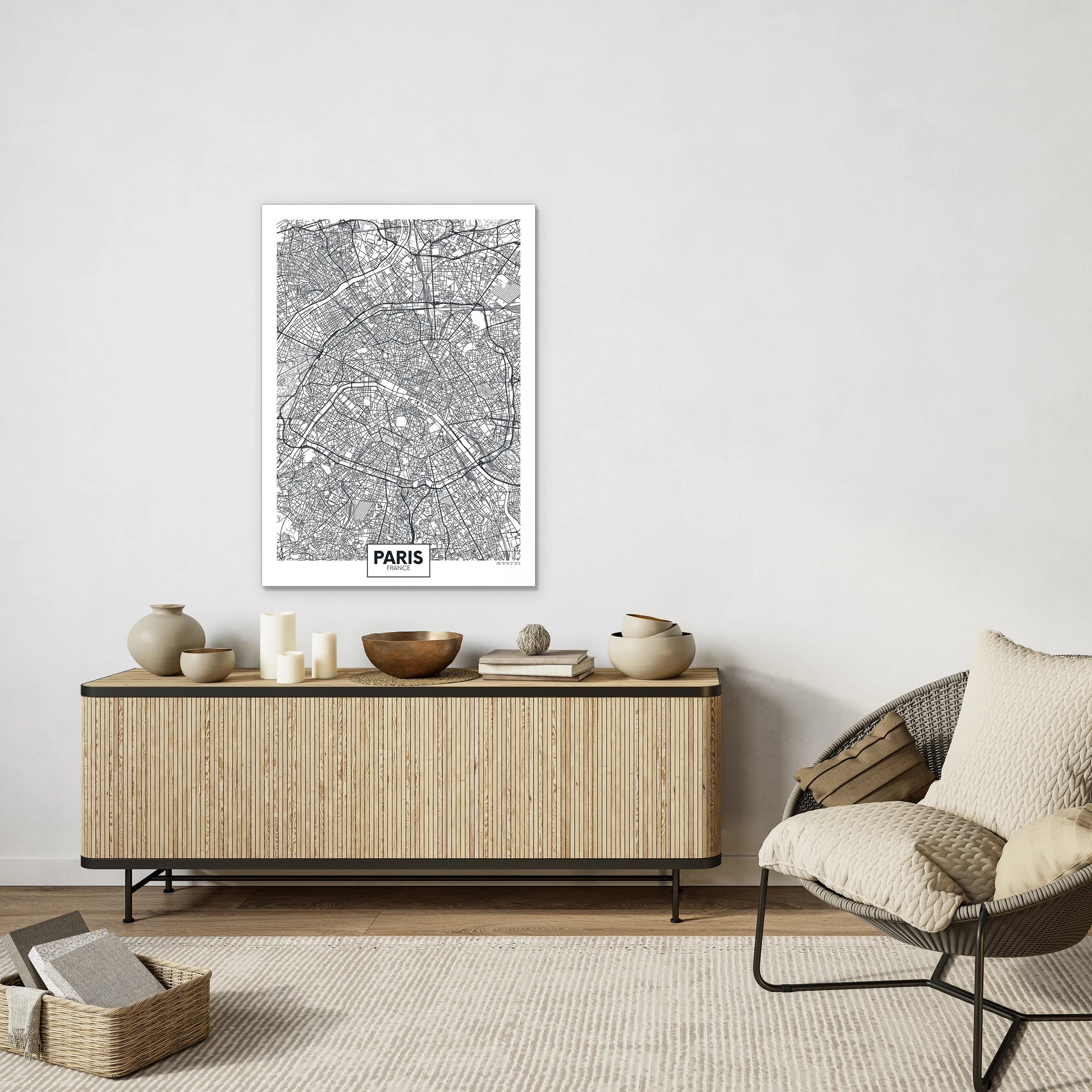 Plattegrond Parijs aan een witte muur boven een houten lamellen dressoir