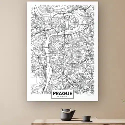 Plattegrond Praag aan de muur boven een houten tafel met theepot