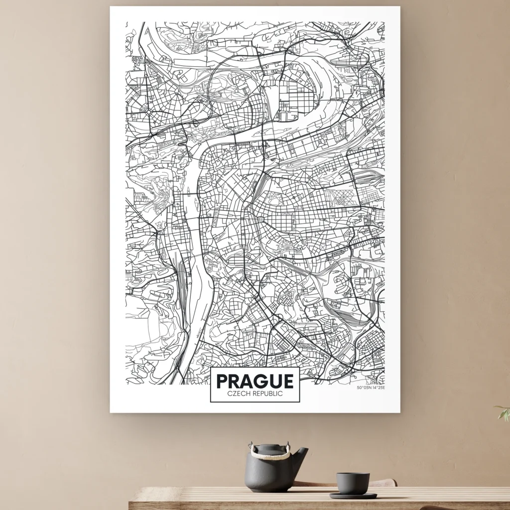 Plattegrond Praag aan de muur boven een houten tafel met theepot