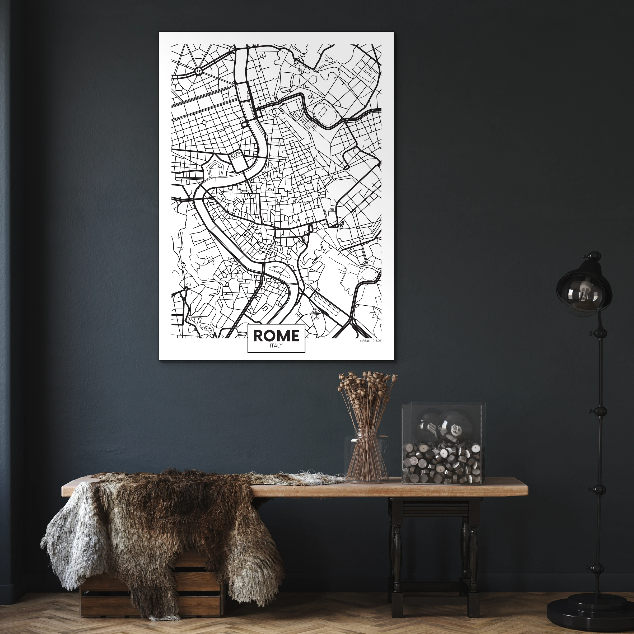 Plattegrond Rome aan een donkerblauwe muur boven een oude houten console met een vacht