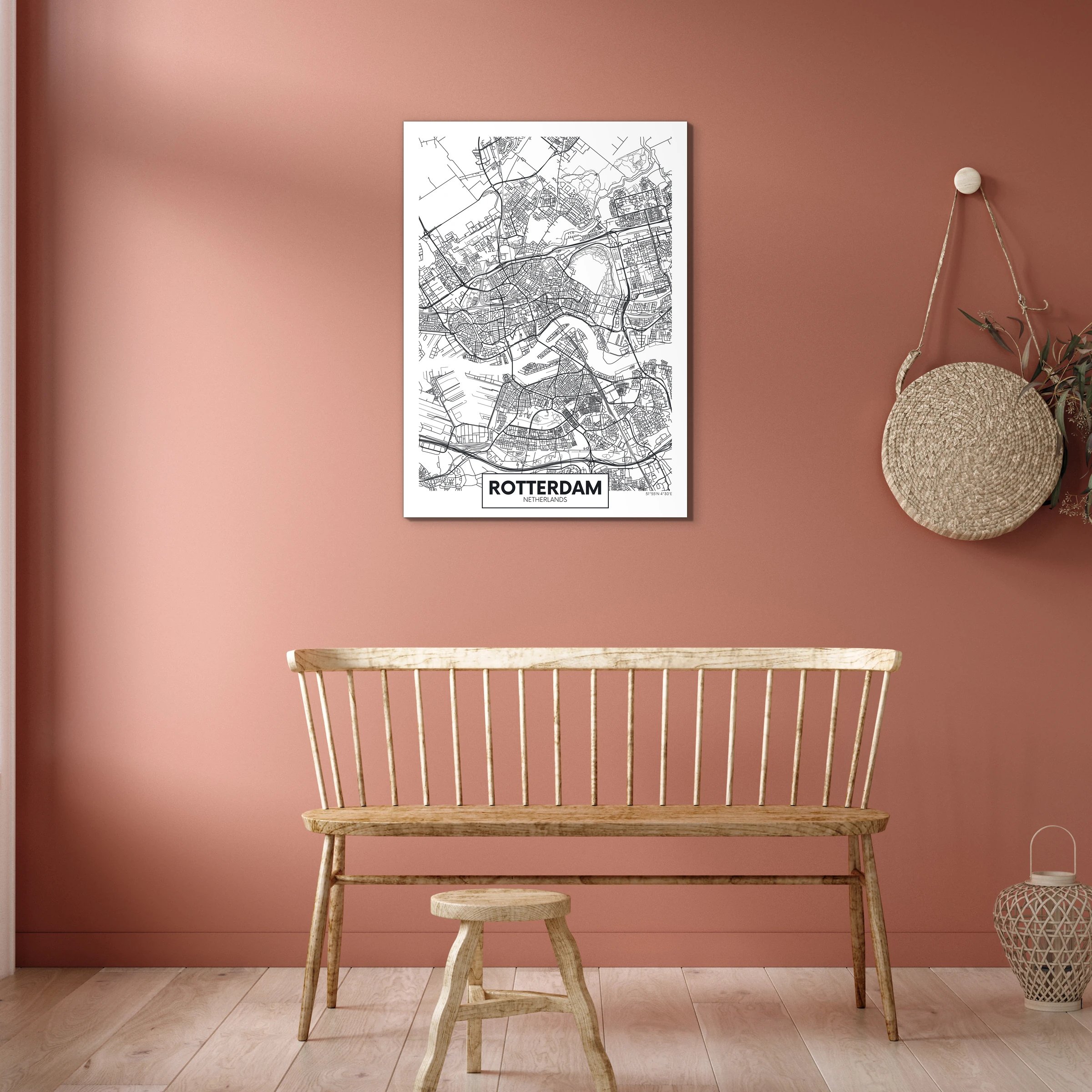 Plattegrond Rotterdam aan een terracotta muur boven een houten spijlenbank