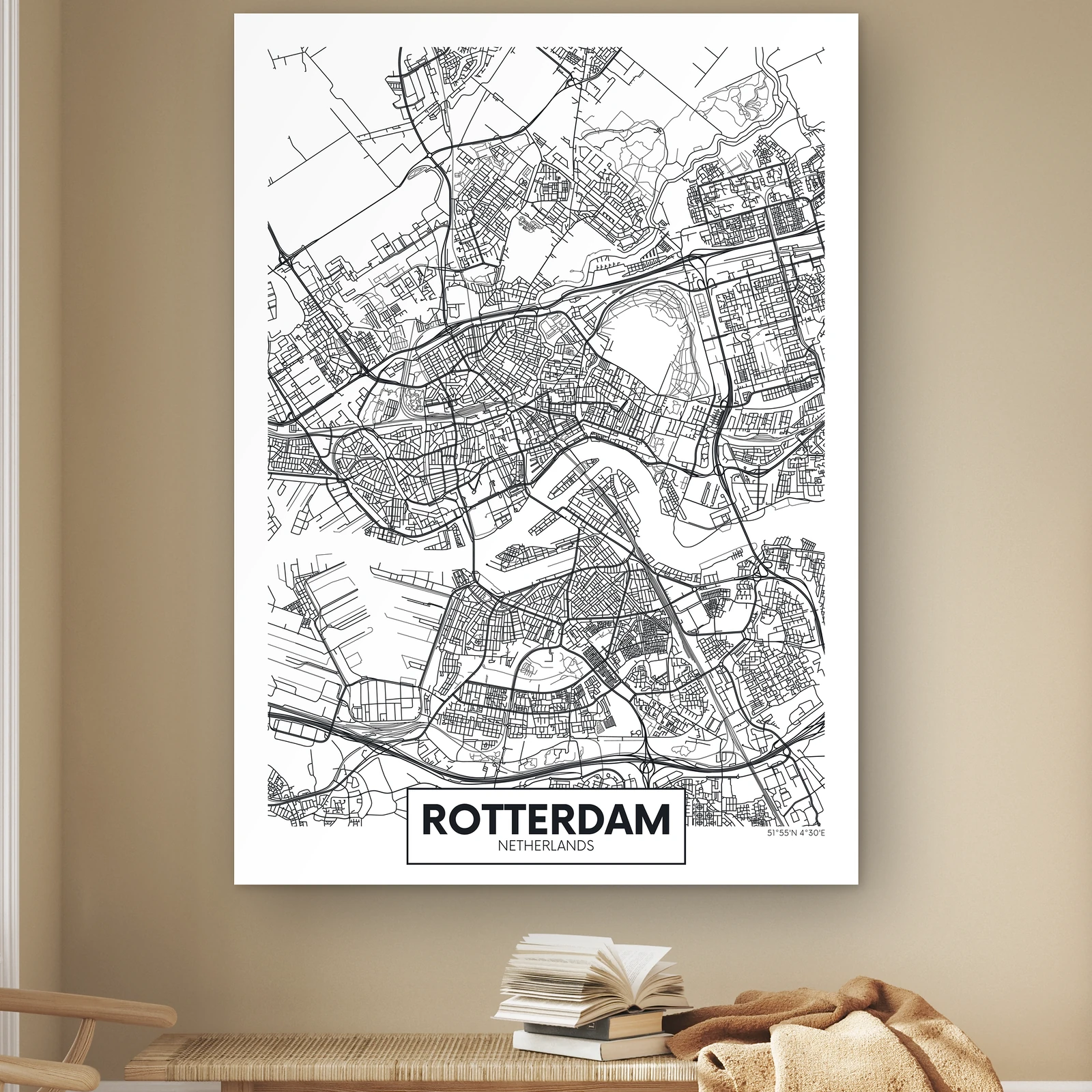Plattegrond Rotterdam aan de muur boven een houten bankje met boeken