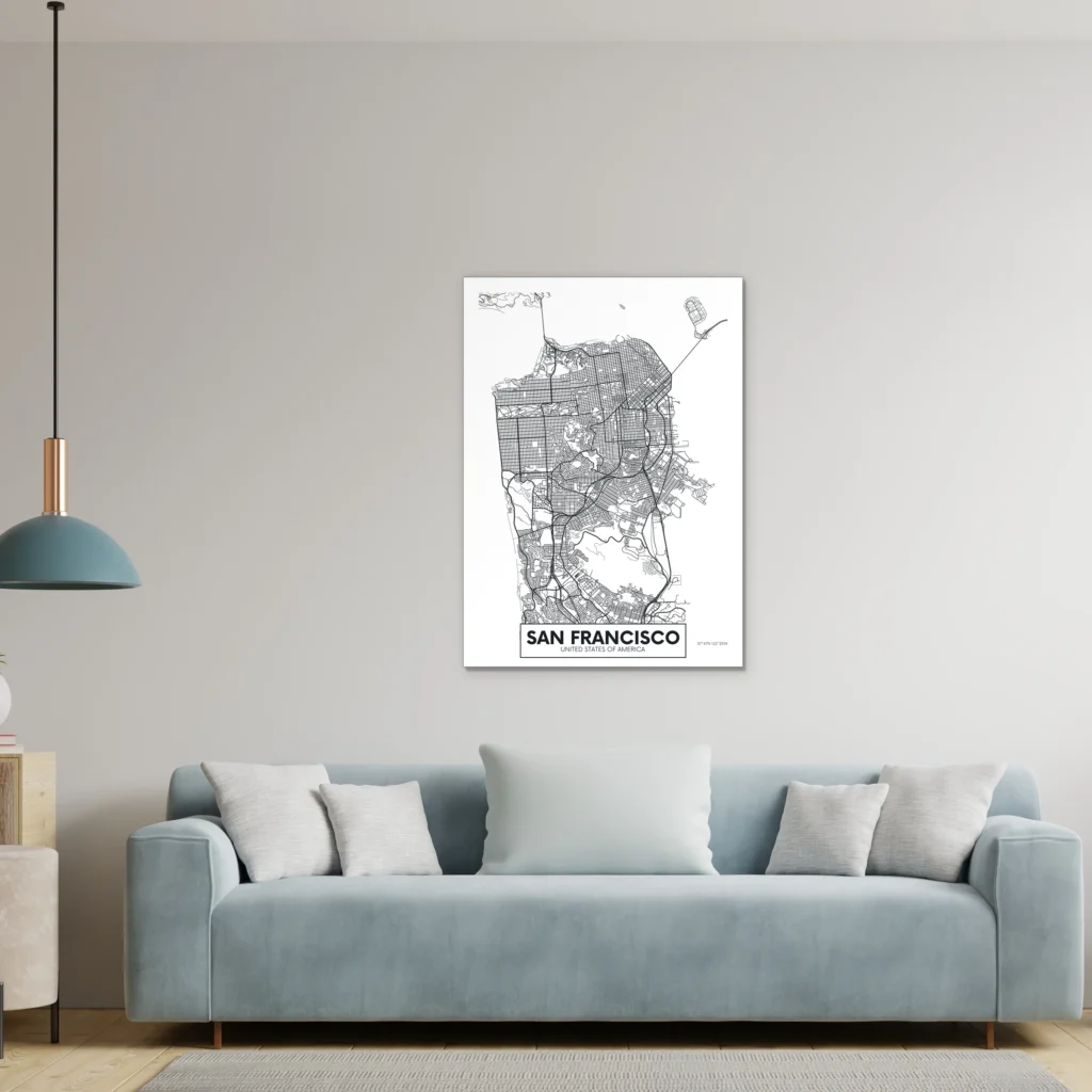 Plattegrond San Francisco aan een lichtgrijze muur boven een lichtblauwe bank met een hanglamp
