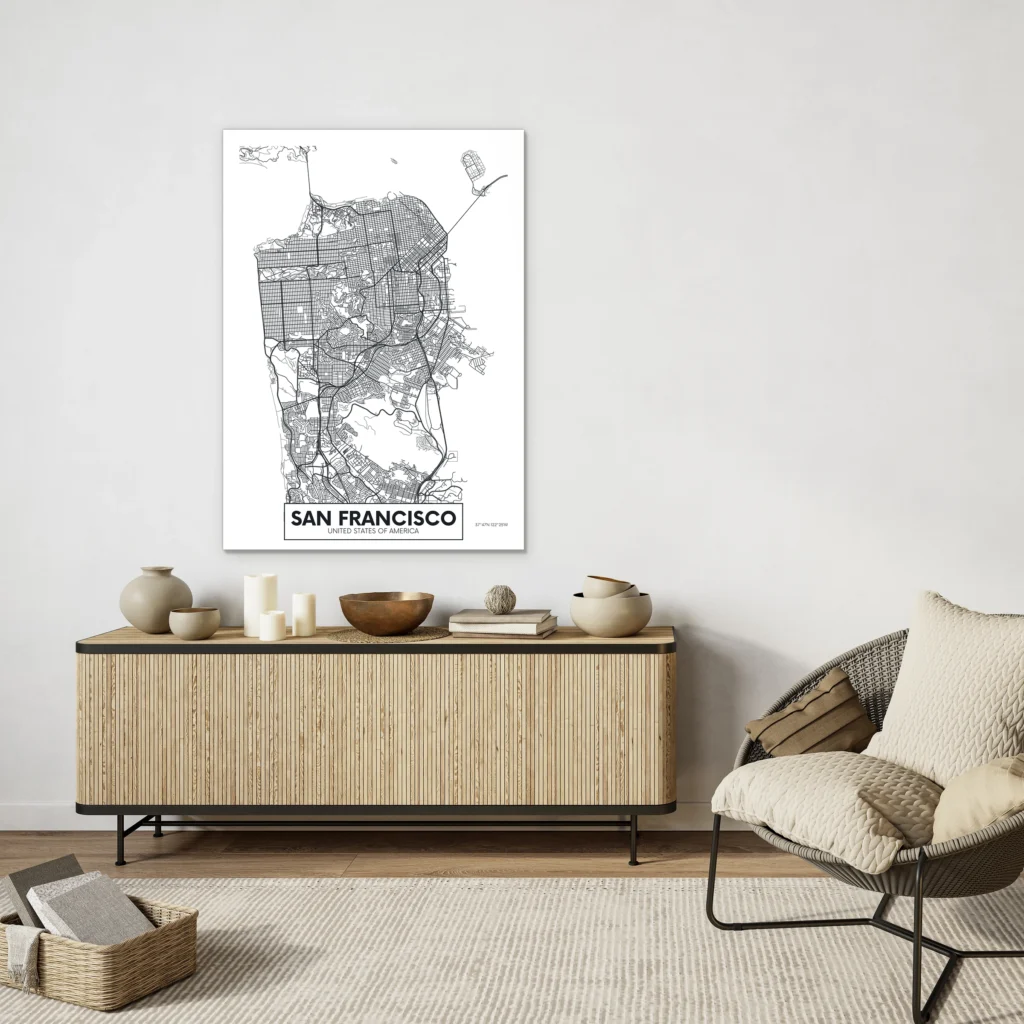 Plattegrond San Francisco aan een witte muur boven een houten lamellen dressoir