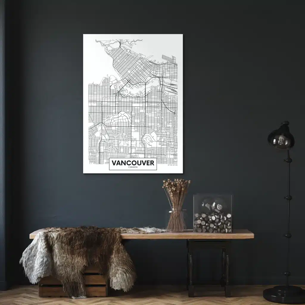 Plattegrond Vancouver aan een donkerblauwe muur boven een houten bankje met een vacht