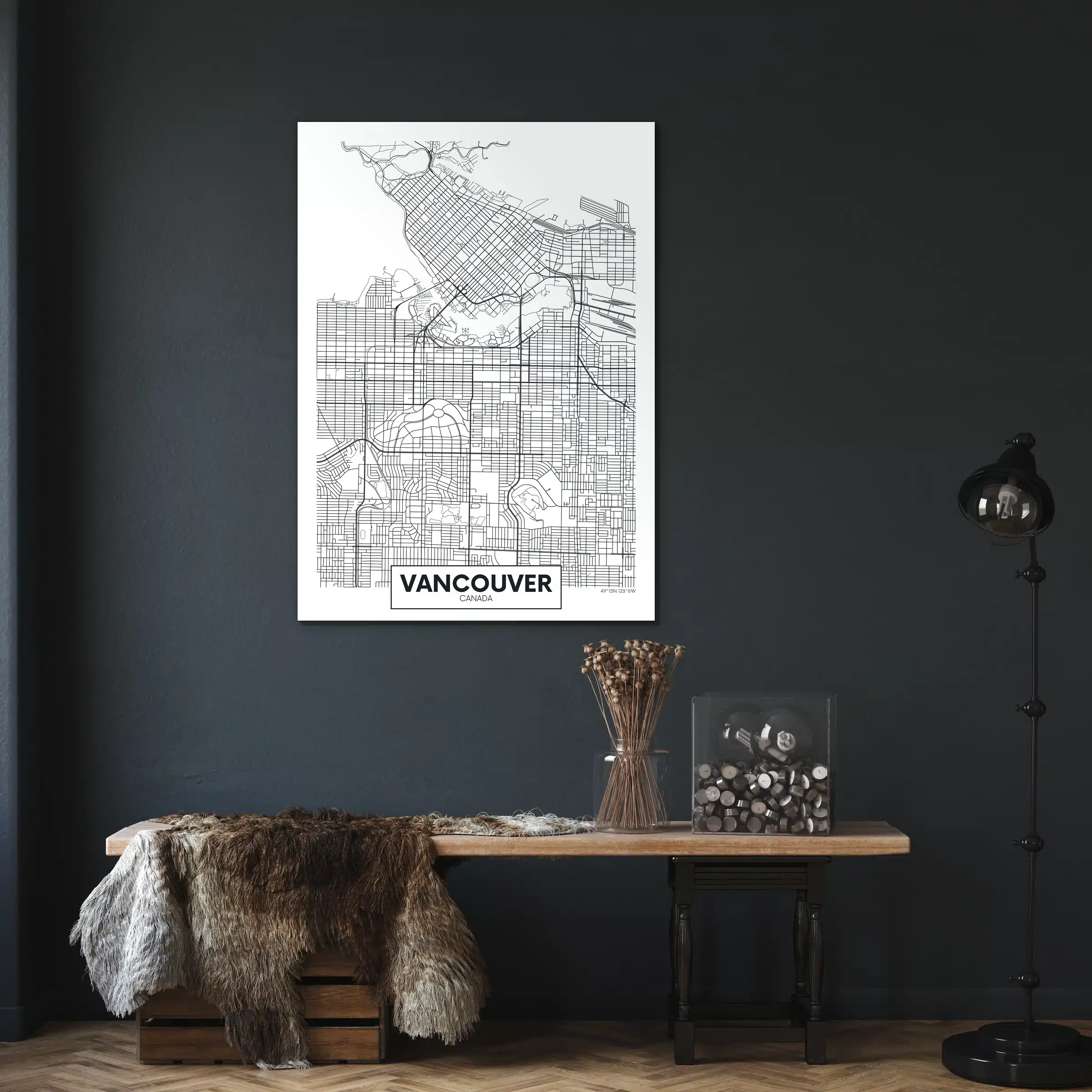 Plattegrond Vancouver aan een donkerblauwe muur boven een houten bankje met een vacht