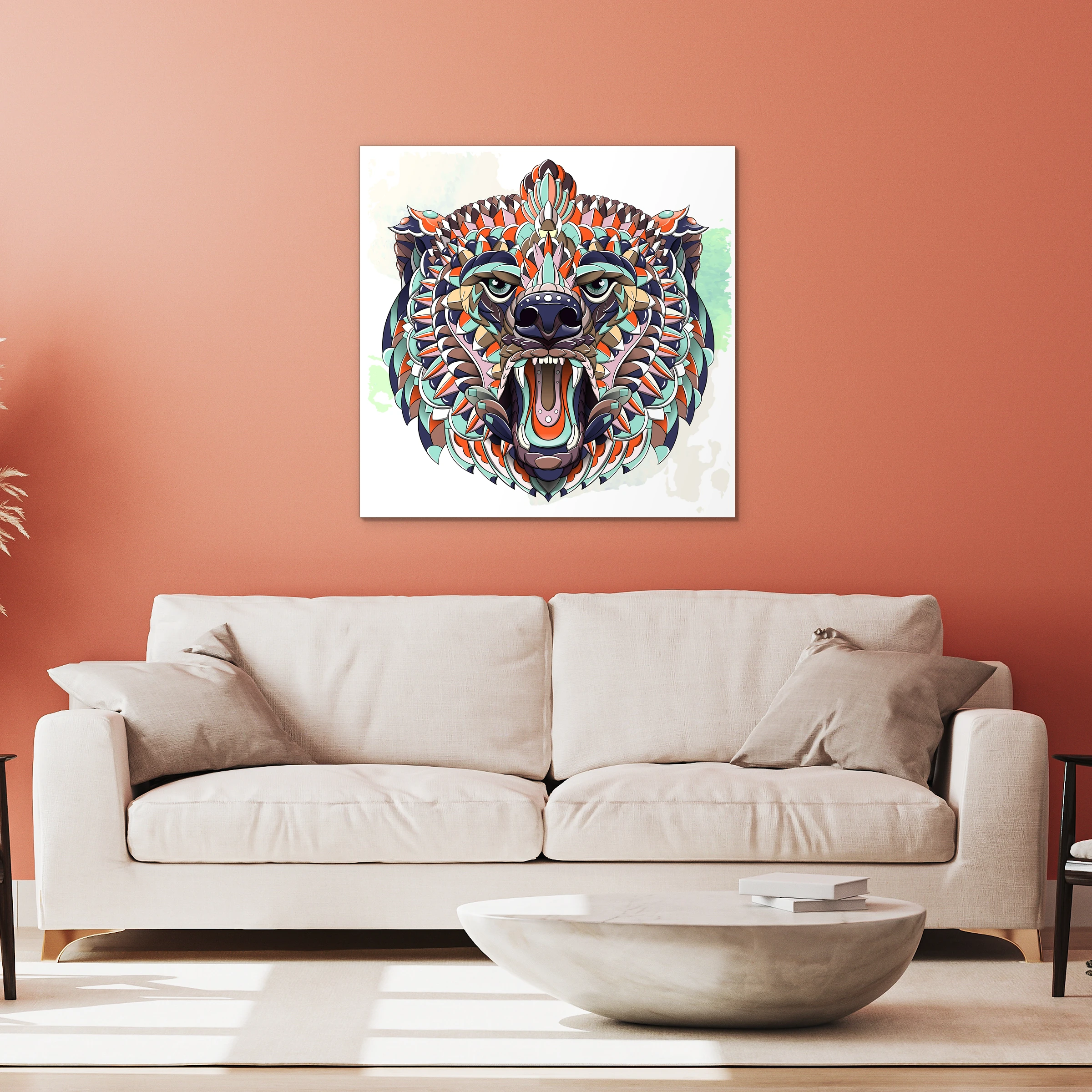 Pop art beer aan een koraalrode muur boven een witte bank