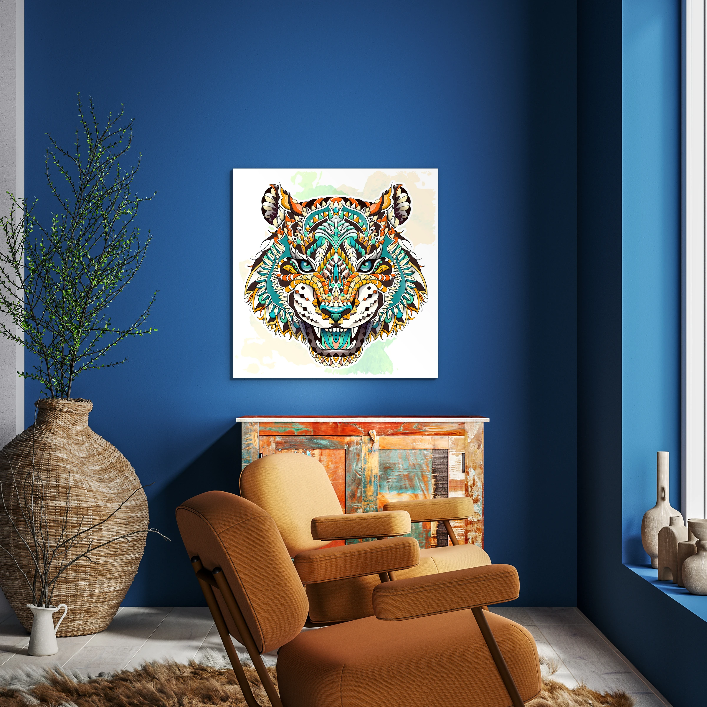 Pop art tijger aan een kobaltblauwe muur boven twee okergele fauteuils